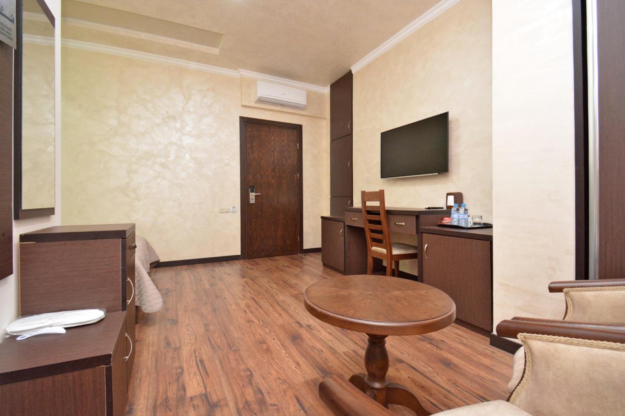 Partez Hotel Yerevan Exterior foto