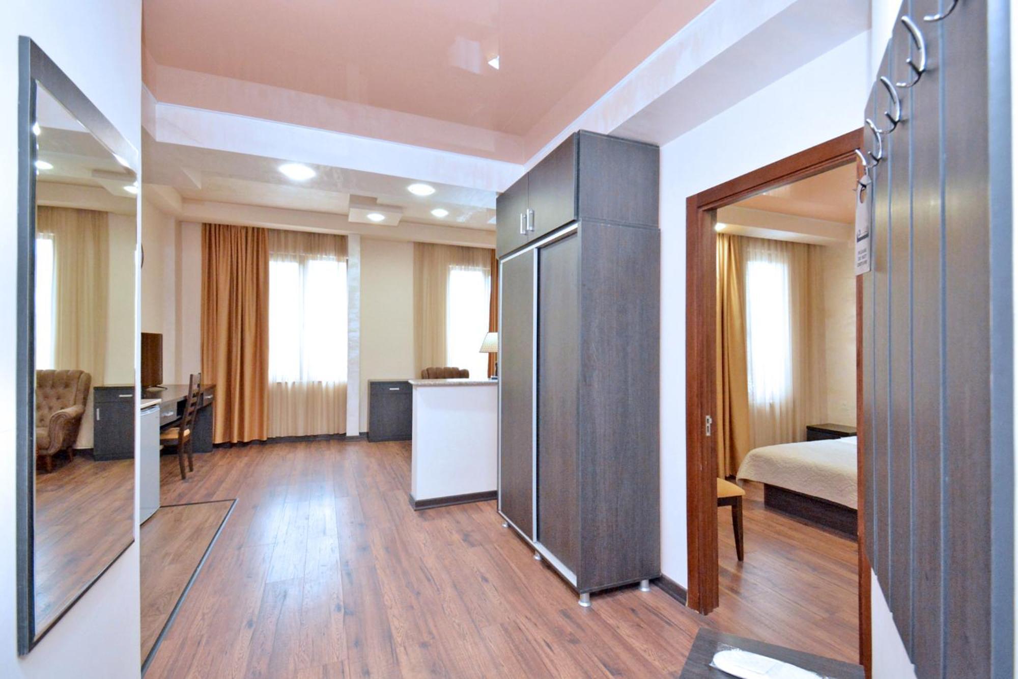 Partez Hotel Yerevan Exterior foto