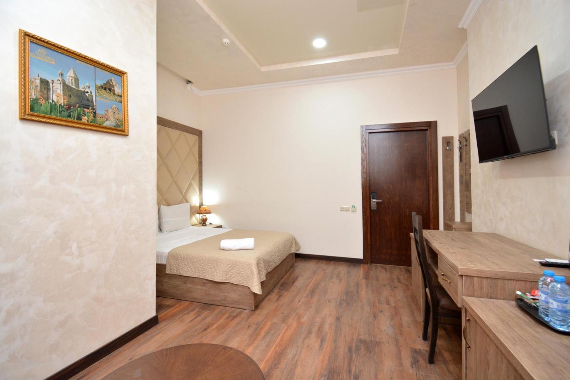 Partez Hotel Yerevan Exterior foto
