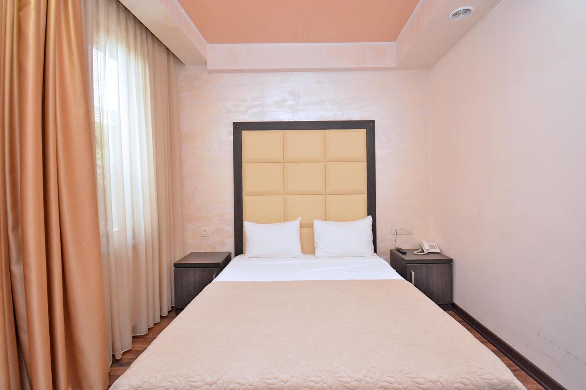 Partez Hotel Yerevan Exterior foto